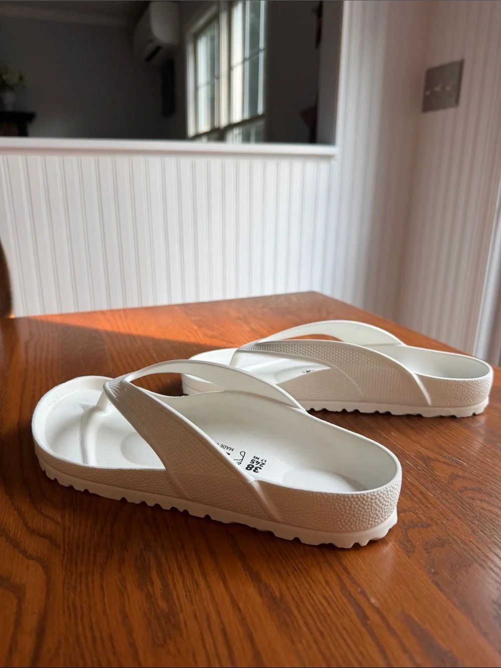 Birkenstock Women’s Honolulu Essential White Size 7 Never Worn